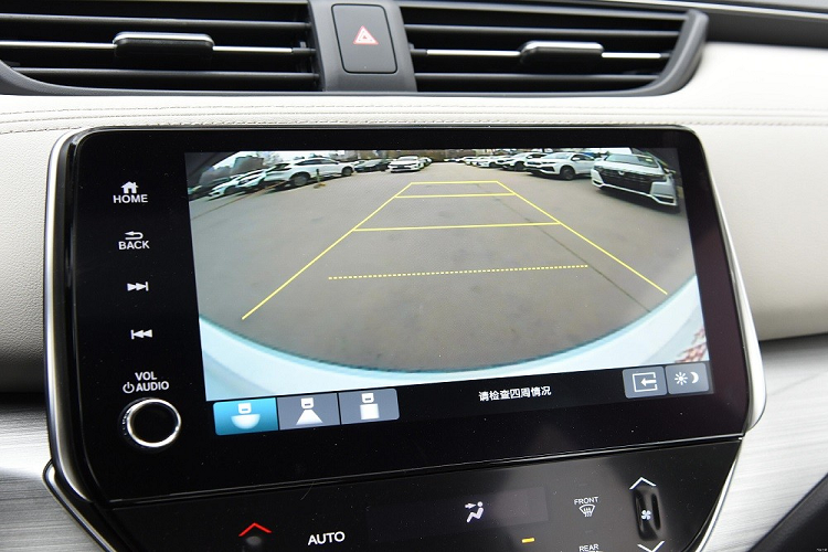 Đặc biệt, Honda Envix 2022 còn có tựa đầu ghế ở hàng ghế sau có thể chỉnh 35 độ để phù hợp với hình thể của hành khách. Thêm vào đó là 2 cổng USB, cửa gió điều hòa và bệ tì tay trung tâm dành cho hàng ghế sau. Nắp của bệ tì tay có thể ngửa ra, tạo thành bàn gấp đa chức năng.