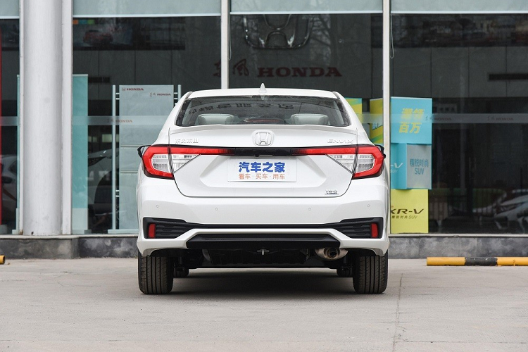 Nằm bên dưới nắp ca-pô của Honda Envix 2022 là 2 loại động cơ và hộp số CVT tiêu chuẩn. Đầu tiên là động cơ xăng tăng áp 1.0L, sản sinh công suất tối đa 121 mã lực và mô-men xoắn cực đại 173 Nm. Động cơ này tiêu thụ lượng xăng trung bình chỉ 5,92 lít/100 km. Thứ hai là hệ truyền động hybrid i-MMD thế hệ thứ ba, bao gồm máy xăng Atkinson Cycle 1.5L với công suất tối đa 107 mã lực và mô-men xoắn cực đại 134 Nm.