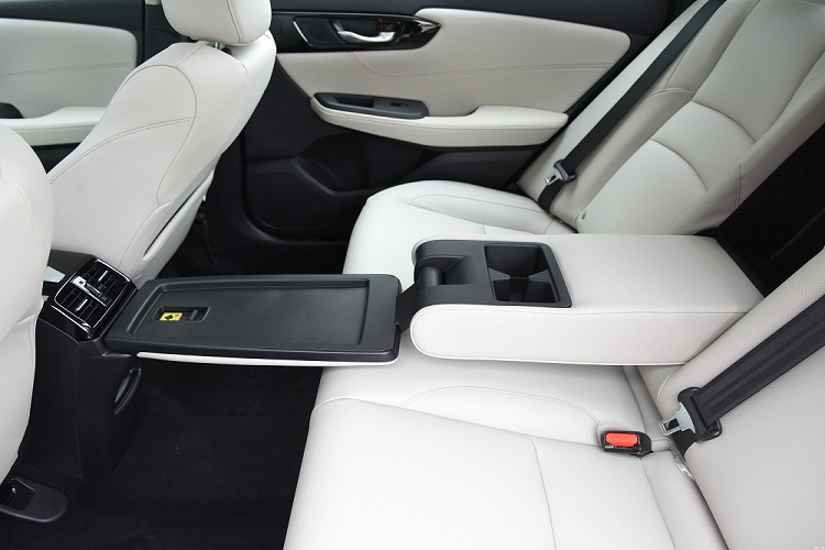 Thông qua điện thoại thông minh, người lái Honda Envix 2022 có thể kiểm tra tình trạng và vị trí của xe, cài đặt báo động chống trộm, chỉnh điều hòa cũng như kính cửa sổ. Trong tương lai, xe sẽ có thêm tính năng cập nhật phần mềm qua WiFi.