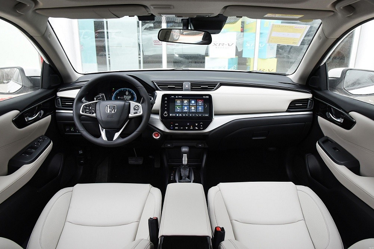 Không chỉ có kích thước lớn hơn, mẫu xe sedan Honda Envix 2022 còn sở hữu thiết kế khác hoàn toàn so với City. Ở phiên bản nâng cấp, mẫu sedan này được bổ sung thiết kế đầu xe thẳng đứng hơn trước và gợi liên tưởng đến Honda Civic 2022. Ngoài ra, xe còn có cản va mới với hốc gió trung tâm hình thang, đèn sương mù và cánh lướt gió trước thay đổi so với phiên bản cũ.