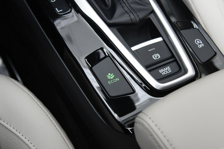 Ở phiên bản mới, Honda Envix được trang bị khu vực điều khiển điều hòa mới với màn hình cảm ứng thay cho núm xoay cơ học cũ. Bên cạnh đó là sạc điện thoại thông minh không dây nằm trong bệ tì tay trung tâm ở hàng ghế trước, phanh tay điện tử và tính năng tự động giữ phanh tạm thời.