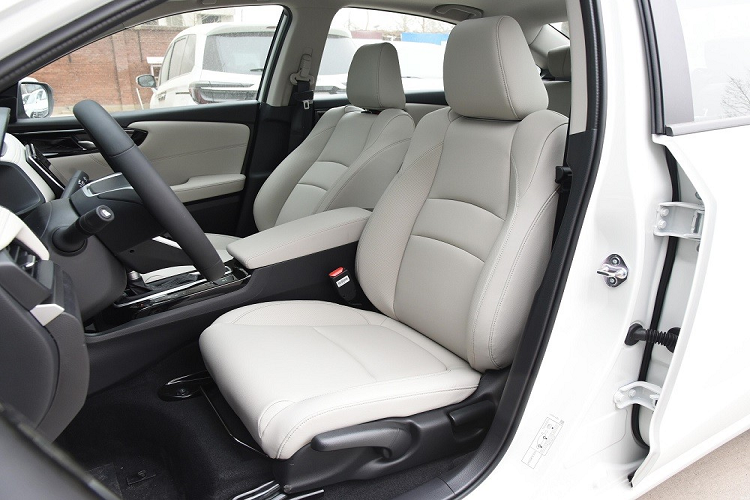 Những điểm mới còn lại của Honda Envix 2022 bao gồm vành hợp kim có đường kính 16 inch hoặc 17 inch, tùy phiên bản, và cản sau thể thao hơn, đi kèm cánh lướt gió. Trong khi đó, thiết kế lưới tản nhiệt, đèn pha, đèn hậu và sườn xe của Honda Envix 2022 gần như giữ nguyên.