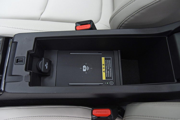 Bên trong Honda Envix 2022 là không gian nội thất phối 2 màu trắng - đen khá thanh lịch. Trong khi đó, những chi tiết ốp kim loại mang đến vẻ cao cấp hơn cho nội thất.