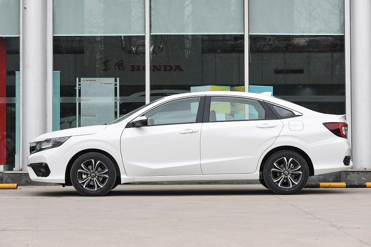 Bỏ ra số tiền trên, khách hàng Trung Quốc sẽ nhận về mẫu sedan có kích thước lớn hơn đáng kể so với Honda City. Cụ thể, xe sở hữu chiều dài 4.772 mm (tăng 16 mm), chiều rộng 1.804 mm, chiều cao 1.509 mm và chiều dài cơ sở 2.730 mm. Trong khi đó, những con số tương ứng của Honda City hiện đang bán ở Việt Nam là 4.553 mm, 1.748 mm, 1.467 mm và 2.600 mm. Thậm chí, Honda Envix 2022 còn có chiều dài cơ sở chỉ kém đúng 3 mm so với Civic thế hệ mới.