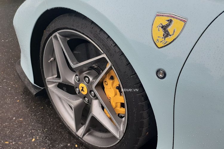 Ngoài ra, siêu xe thể thao vẫn mang thiết kế truyền thống của Ferrari với đồng hồ vòng tua được bố trí ở chính giữa. Những chi tiết đáng chú ý khác bao gồm: cụm đồng hồ kỹ thuật số lớn hơn, hệ thống 2 ghế ngồi phong cách thể thao, các điểm nhấn bằng nhôm và sợi carbon, màn hình thông tin giải trí dạng cảm ứng cỡ 7 inch bên phía hành khách,...