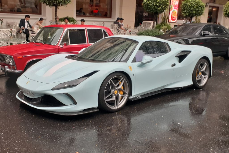 Siêu xe mui trần Ferrari F8 Spider màu độc này chỉ nặng 1.400 kg trong khi người anh em Tributo Coupe chỉ nặng 1.330 kg.