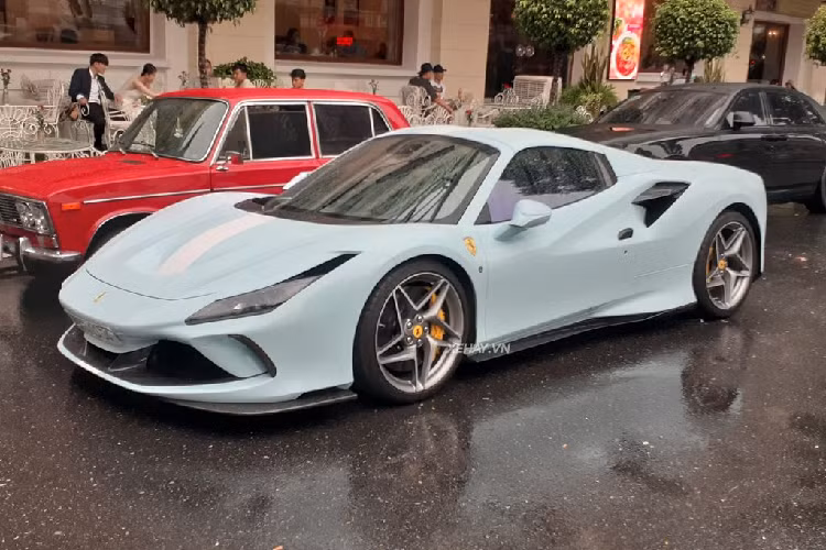 Siêu xe mui trần Ferrari F8 Spider màu độc này chỉ nặng 1.400 kg trong khi người anh em Tributo Coupe chỉ nặng 1.330 kg.