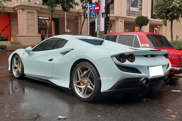 Về truyền động, Ferrari F8 Spider là cỗ máy V8 3.9 lít Bi-Turbo tương tự như chiếc F8 Tributo, sản sinh công suất 711 mã lực tại vòng tua máy 8.000 vòng/phút và mô men xoắn cực đại đạt mức 770 Nm tại vòng tua 3.250 vòng/phút. giúp xe tăng tốc từ 0 lên 100 km/h chỉ trong 2.9 giây, trước khi đạt tốc độ tối đa 340 km/h.