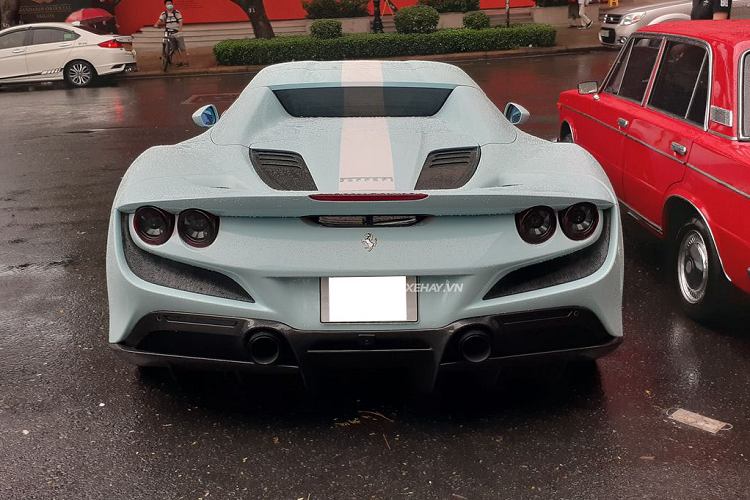 Nhờ hộp số tự động 7 cấp ly hợp kép F1, xe chỉ mất 2,9 giây để tăng tốc từ 0-100 km/h và 8,4 giây để chạm mốc 200 km/h, tốc độ tối đa đạt ngưỡng 325 km/h khi mở mui và 340 km/h khi đóng mui. Được biết, sức mạnh nguyên bản trên xe cũng đã được can thiệp với bộ chip Novitec N Tronic, giúp giải phóng sức mạnh cho F8 Spider từ 710 mã lực đến 806 mã lực (tăng 96 mã lực).