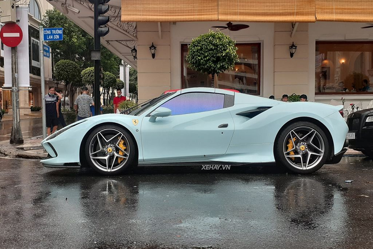Bên trong cabin, siêu phẩm Ferrari F8 Spider có nội thất mang tông màu tối chủ đạo với điểm nhấn là những đường chỉ khâu màu vàng. Ghê ngồi chỉnh điện có thêm một đường sọc vàng chạy dọc theo lưng ghế.