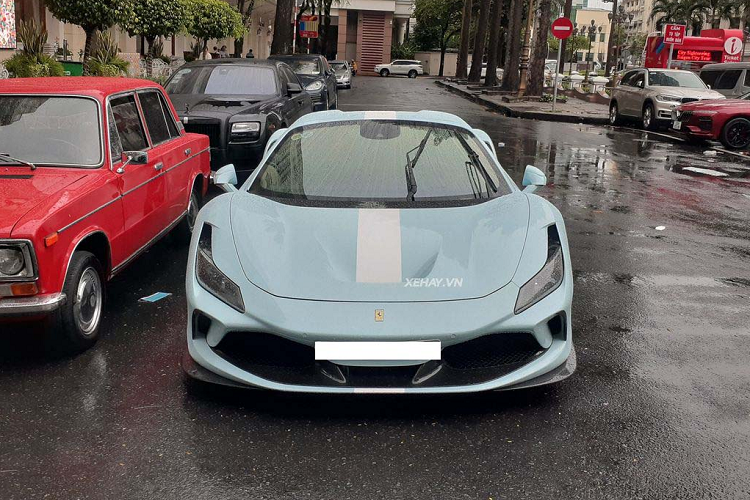Chiếc Ferrari F8 Spider này từng sở hữu bộ bodykit đến từ thương hiệu Novitec danh tiếng, tuy nhiên, xe đã được đưa về nguyên bản. Siêu xe Ferrari F8 Spider thực ra chính là phiên bản mui trần của F8 Tributo, xe có phần mái gập kim loại, có thể đóng hoặc mở hoàn toàn chỉ trong 14 giây, nó cũng nhẹ hơn 20kg so với 488 Spider.