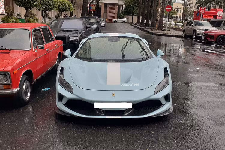 Chiếc Ferrari F8 Spider này từng sở hữu bộ bodykit đến từ thương hiệu Novitec danh tiếng, tuy nhiên, xe đã được đưa về nguyên bản. Siêu xe Ferrari F8 Spider thực ra chính là phiên bản mui trần của F8 Tributo, xe có phần mái gập kim loại, có thể đóng hoặc mở hoàn toàn chỉ trong 14 giây, nó cũng nhẹ hơn 20kg so với 488 Spider.