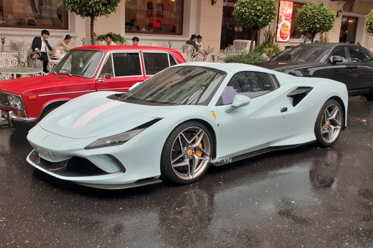Chiếc Ferrari F8 Spider mui trần này sở hữu màu ngoại thất xanh da trời nhạt với điểm nhấn là đường sọc trắng ở giữa nắp ca-pô, mang đến cái nhìn trẻ trung, dễ chịu. Được biết, nguyên bản xe có màu sơn ngoại thất vàng nổi bật, nhưng khi “sang tay” chủ nhân mới tại Đà Lạt xe được thay “bộ áo” mới.