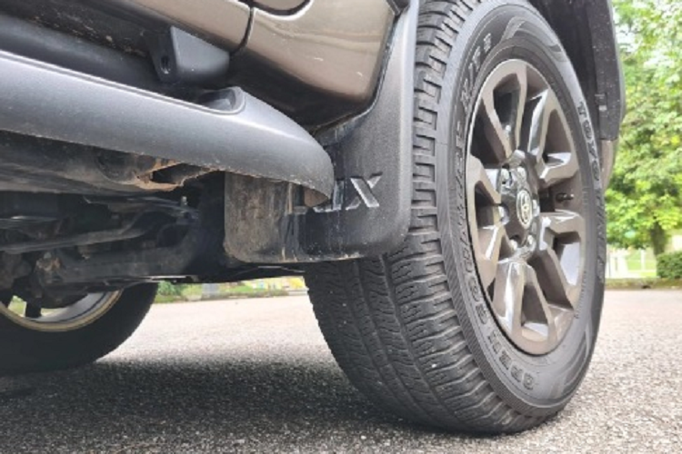 Trục sau xe cũng dài hơn. Đặc biệt, bản Rogue 2023 đánh dấu lần đầu tiên một mẫu Hilux có thanh cân bằng sau - yếu tố được Toyota nói rằng giúp tăng khả năng chống lật 20% cũng như tăng cảm giác lái khi vào cua hay chuyển làn.