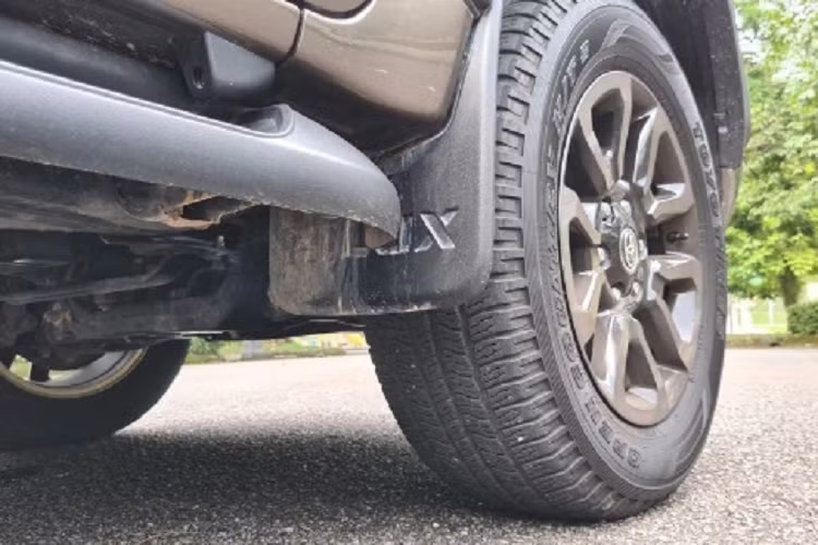 Trục sau xe cũng dài hơn. Đặc biệt, bản Rogue 2023 đánh dấu lần đầu tiên một mẫu Hilux có thanh cân bằng sau - yếu tố được Toyota nói rằng giúp tăng khả năng chống lật 20% cũng như tăng cảm giác lái khi vào cua hay chuyển làn.