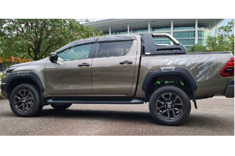 Mẫu bán tải bản nâng cấp cũng tăng tính nhận diện nhờ các tấm ốp chắn bùn rộng hơn. Nhìn từ phía trước, Hilux Rogue trông hầm hố hơn hẳn.