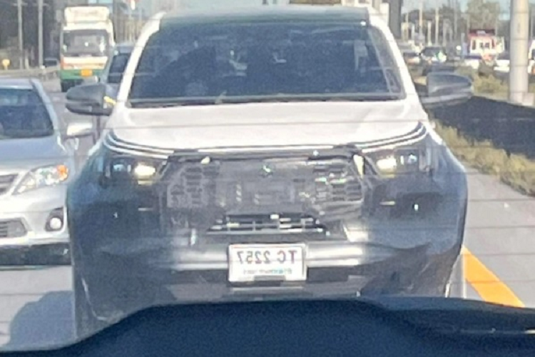 Kể từ khi trình làng vào năm 2015, đây có lẽ là bản cập nhật lớn nhất của dòng xe này. Cụ thể, mẫu bán tải Toyota Hilux Rogue 2023 không những được lột xác về mặt thiết kế mà còn có những cải tiến, nâng cấp đáng kể về kết cấu kỹ thuật với trục rộng hơn, kích thước tăng nhẹ, phanh đĩa 4 bánh, hệ thống treo và thanh cân bằng cải tiến.