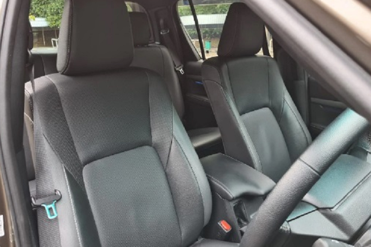 Là phiên bản đắt nhất của Hilux ở thị trường Australia, Rogue có những tính năng cao cấp như nắp thùng mở trượt, ghế trước có sưởi, ghế bọc da, camera 360, hay hệ thống âm thanh với 9 loa.