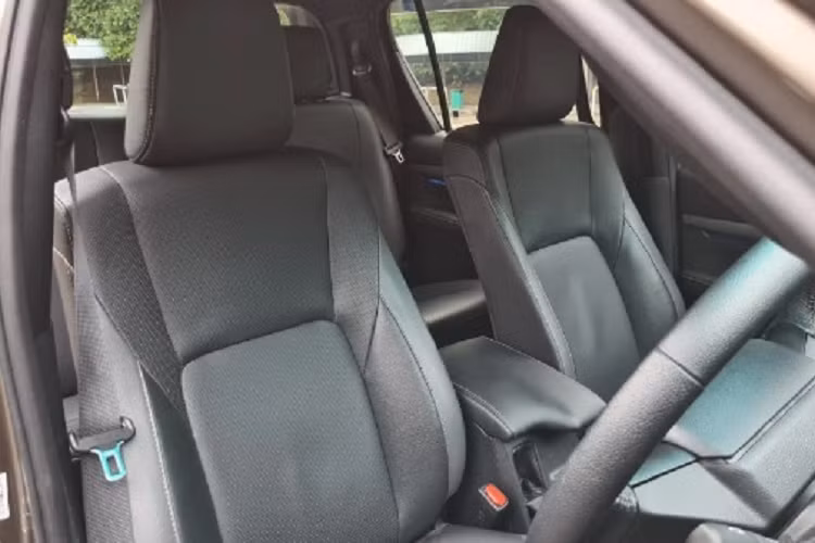 Là phiên bản đắt nhất của Hilux ở thị trường Australia, Rogue có những tính năng cao cấp như nắp thùng mở trượt, ghế trước có sưởi, ghế bọc da, camera 360, hay hệ thống âm thanh với 9 loa.