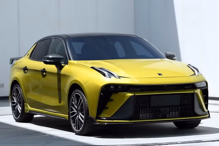 Phần đầu xe được tạo hình như thể một chiếc miệng, bao gồm phần dưới của đèn pha tách rời chứa chùm đèn LED chính và thanh ngang màu đỏ đặt giữa lưới tản nhiệt. Đèn ngày LED gắn trên cao cũng được thiết kế lại một chút.