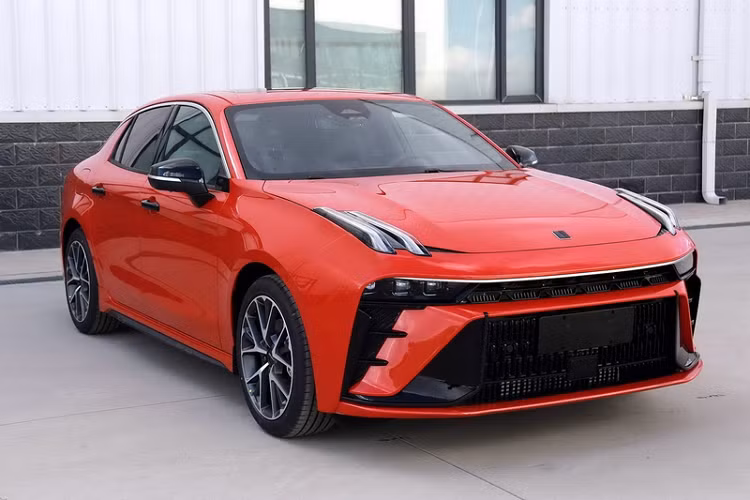 Mới đây, diện mạo của Lynk &amp; Co 03 facelift 2023 đã bị rò rỉ trên bởi trang web của Bộ Công nghiệp và Công nghệ Thông tin Trung Quốc. Có thể thấy, chiếc sedan đã được làm mới mặt ca-lăng, đuôi xe cũng được thiết kế lại.