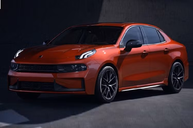 Cụ thể, mẫu xe sedan Lynk &amp; Co 03 2023 nhận được bộ cản trước mới trông thể thao hơn, tích hợp các khe gió mới.