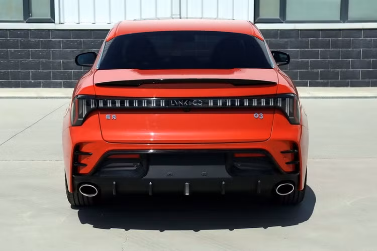 Bởi vì mẫu sedan này đang chia sẻ nền tảng khung gầm CMA với cả Volvo XC40 và Geely KX11. Mức giá xe Lynk &amp; Co 03 2023 tại thị trường Trung Quốc hiện vẫn chưa được công bố.