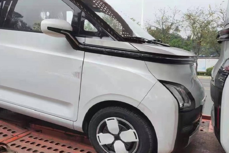 Giá xe Wuling AirEV 2023 nhiều khả năng sẽ được định vị cao hơn Hongguang Mini EV nhưng giá bán không chênh quá nhiều. Hiện Wuling Hongguang Mini EV bản cũ có giá dao động từ 32.800 - 44.800 NDT (115 - 157 triệu đồng). Wuling Hongguang Mini EV 2022 có giá từ 34.800 - 50.600 NDT (khoảng 122 - 177 triệu đồng).