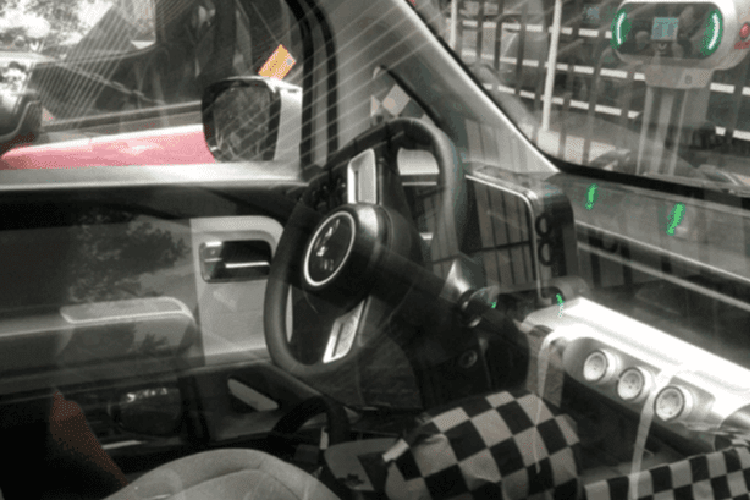 Ở phía trước, Wuling AirEV được trang bị dải đèn LED định vị ban ngày vắt ngang đầu xe và kéo dài đến tận ốp gương ngoại thất. Chi tiết này hứa hẹn sẽ gây ấn tượng khá mạnh với người nhìn. Bên dưới dải đèn LED định vị ban ngày là cổng sạc của xe với nắp tích hợp logo màu bạc của thương hiệu Wuling. Tiếp đến là cụm đèn pha có kích thước khá lớn và được bao quanh bằng viền màu đen.