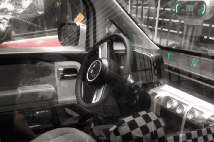 Ở phía trước, Wuling AirEV được trang bị dải đèn LED định vị ban ngày vắt ngang đầu xe và kéo dài đến tận ốp gương ngoại thất. Chi tiết này hứa hẹn sẽ gây ấn tượng khá mạnh với người nhìn. Bên dưới dải đèn LED định vị ban ngày là cổng sạc của xe với nắp tích hợp logo màu bạc của thương hiệu Wuling. Tiếp đến là cụm đèn pha có kích thước khá lớn và được bao quanh bằng viền màu đen.