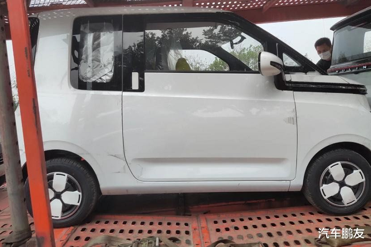 Cách đây không lâu, cánh săn ảnh tại Trung Quốc đã bắt gặp Wuling AirEV trên đường phố. Vào thời điểm đó, những chiếc ô tô điện này đang được chở trên xe lồng. Tương tự đàn anh Hongguang Mini EV, Wuling AirEV cũng là mẫu xe điện đô thị cỡ nhỏ, được sinh ra để chạy trên quãng đường ngắn. Bên ngoài, Wuling AirEV vẫn sở hữu thiết kế lấy cảm hứng từ dòng xe kei car của Nhật Bản.