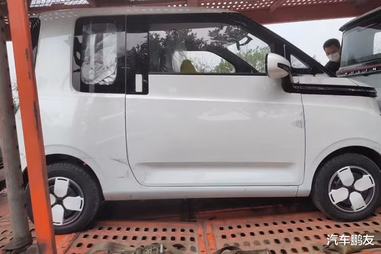 Cách đây không lâu, cánh săn ảnh tại Trung Quốc đã bắt gặp Wuling AirEV trên đường phố. Vào thời điểm đó, những chiếc ô tô điện này đang được chở trên xe lồng. Tương tự đàn anh Hongguang Mini EV, Wuling AirEV cũng là mẫu xe điện đô thị cỡ nhỏ, được sinh ra để chạy trên quãng đường ngắn. Bên ngoài, Wuling AirEV vẫn sở hữu thiết kế lấy cảm hứng từ dòng xe kei car của Nhật Bản.