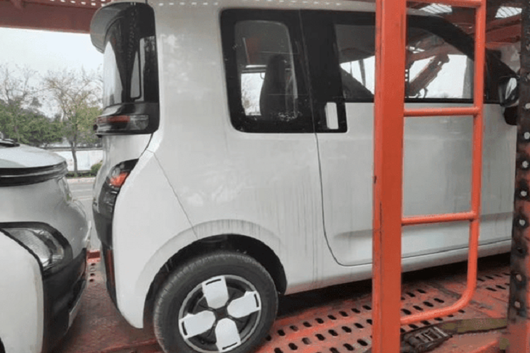 Đáng tiếc là mẫu xe này chỉ được trang bị đèn pha Halogen chứ không phải đèn LED. Ngoài ra, Wuling AirEV còn có hốc gió trung tâm và đèn sương mù nằm trên cản trước không sơn màu. Đuôi xe xuất hiện cụm đèn hậu thanh mảnh và nằm vắt ngang, tương tự dải đèn LED định vị ban ngày ở phía trước.