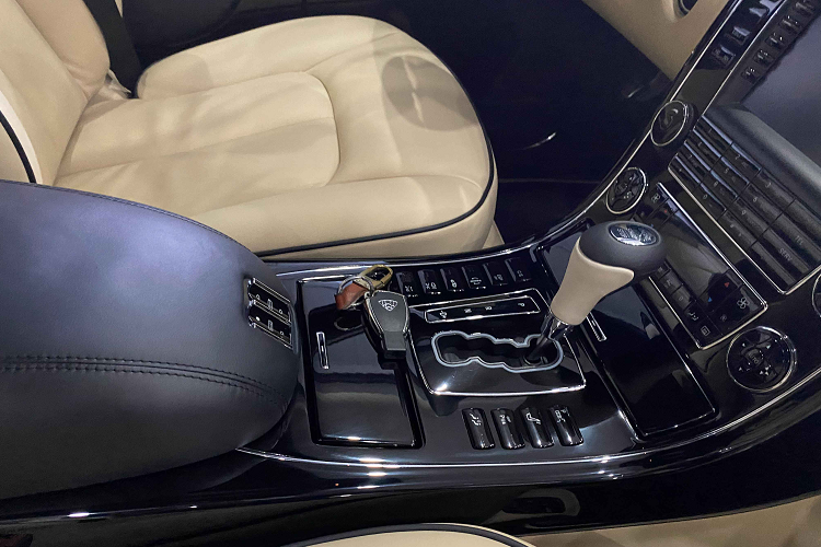 Ngoài ra, xe cũng có nhiều tính năng an toàn khác như kiểm soát hành trình, hệ thống phân bổ lực phanh SBC, hệ thống treo AirMatic...