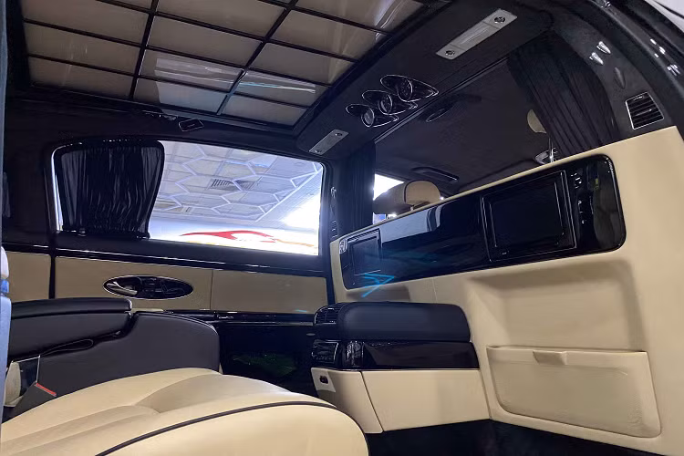 Động cơ kết hợp cùng hộp số 5 cấp, Maybach 62S tăng tốc từ vị trí xuất phát lên 100 km/h chỉ trong vòng 4,5 giây trước khi đạt vận tốc tối đa 250 km/h.