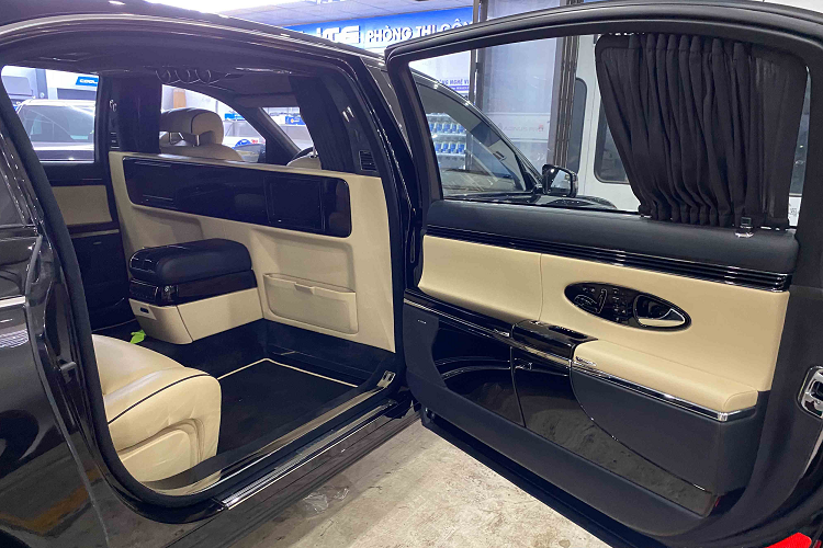 Ở ngoại thất, lớp sơn của xe bóng loáng như vừa mới xuất xưởng. Các chi tiết chrome cũng được làm mới hoàn toàn, lưới tản nhiệt được thay thế mới với hoạt tiết có phần khác biệt hơn.