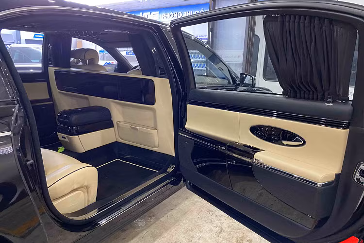 Ở ngoại thất, lớp sơn của xe bóng loáng như vừa mới xuất xưởng. Các chi tiết chrome cũng được làm mới hoàn toàn, lưới tản nhiệt được thay thế mới với hoạt tiết có phần khác biệt hơn.