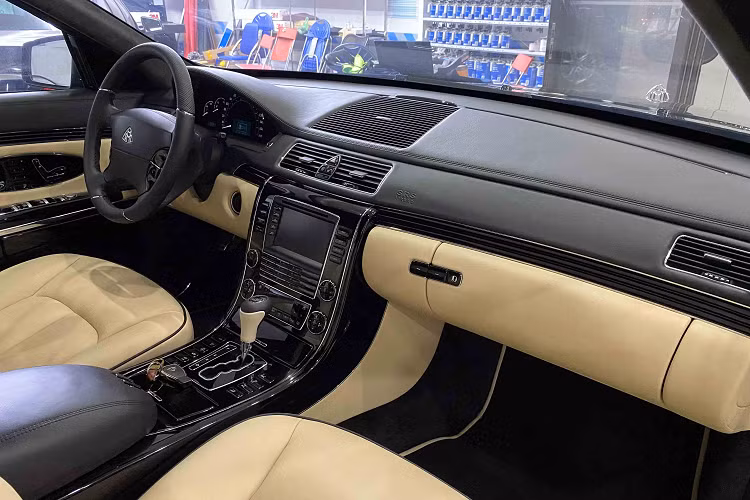 Chiếc xe này còn được trang bị vách ngăn với hàng ghế phía trước, đem đến không gian phía sau riêng tư, tách biệt cho chủ sở hữu xe. Tuy đã có tuổi đời trên 12 năm, chiếc xe này vẫn được chủ sở hữu yêu cầu đại tu, thay thế, làm mới toàn bộ các chi tiết da trong nội thất.