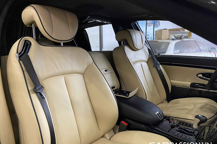 Các phần khớp của các ngăn, hộc hành lý trong nội thất đều đã được thay thế mới hoàn toàn. Các chi tiết ốp trong xe cũng được làm mới, các chi tiết rèm cửa của xe cũng đã được sửa đổi lại nhằm đảm bảo hoạt động một cách trơn tru.