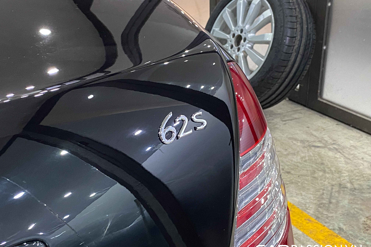 Đây cũng chính là một dịp cực kỳ hiếm hoi để những người mê xe có thể “soi” kỹ từng chi tiết trên mẫu xe này khi nó đã có mặt tại Việt Nam sau khoảng thời gian 5 năm. Đây là mẫu xe siêu sang “chính hiệu”, Maybach 62S sở hữu khoang nội thất với các chi tiết sang trọng bậc nhất.