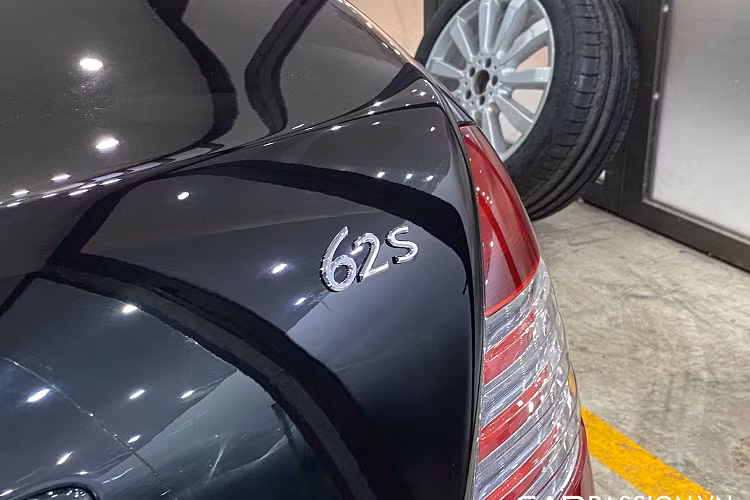 Đây cũng chính là một dịp cực kỳ hiếm hoi để những người mê xe có thể “soi” kỹ từng chi tiết trên mẫu xe này khi nó đã có mặt tại Việt Nam sau khoảng thời gian 5 năm. Đây là mẫu xe siêu sang “chính hiệu”, Maybach 62S sở hữu khoang nội thất với các chi tiết sang trọng bậc nhất.