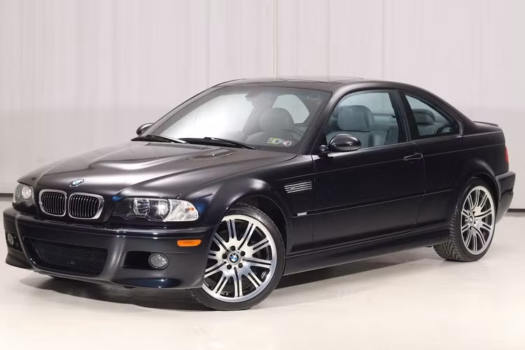 Tính đến nay, BMW M3 thể thao vẫn là một dòng xe ấn tượng thu hút đông đảo những người mê xe nói chung và những “Bimmer” nói riêng. Trong các dòng xe M3, dòng E46 vẫn luôn được biết đến là dòng xe nổi tiếng nhất. M3 E46 thuộc thế hệ thứ ba của dòng xe cùng trang bị khối động cơ 6 xi-lanh thẳng hàng 3,2 lít có khả năng sản sinh công suất 343 mã lực.