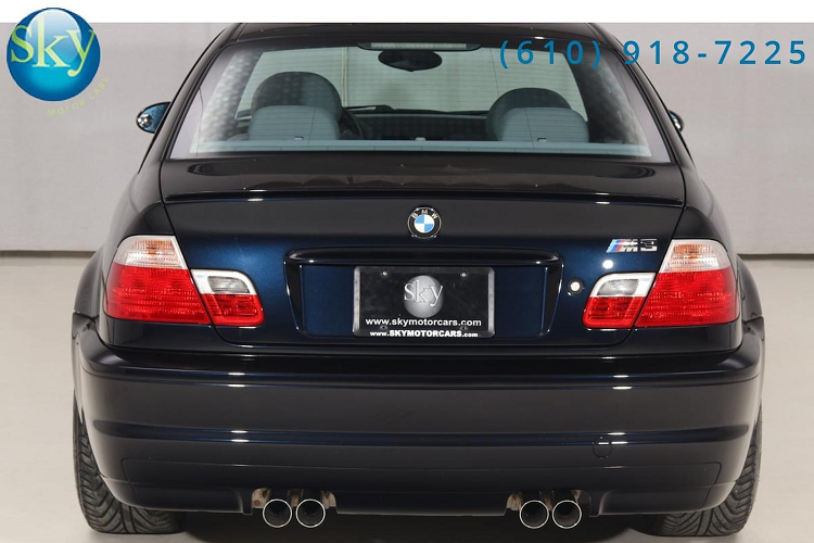 Cho dù đã bước qua tuổi 19, chiếc BMW M3 này vẫn ở trong tình trạng rất mới với lớp sơn đen bóng nguyên bản, khoang nội thất hoàn hảo và đặc biệt hơn cả là xe mới chỉ chạy khoảng 12,171 km trong suốt 19 năm qua. Được sơn màu đen Carbon Black Metallic cùng một chút màu xanh lam hiệu ứng do ánh sáng. Chiếc xe được trang bị bộ mâm thể thao M Double-Spoke có kích thước lên tới 19 inch.