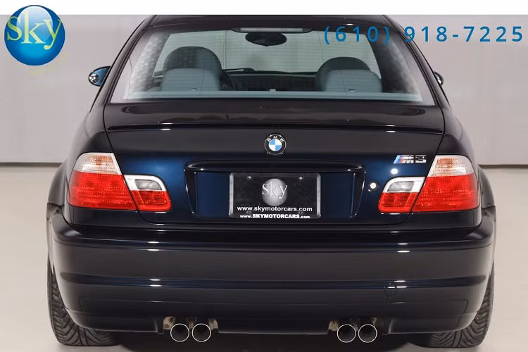 Cho dù đã bước qua tuổi 19, chiếc BMW M3 này vẫn ở trong tình trạng rất mới với lớp sơn đen bóng nguyên bản, khoang nội thất hoàn hảo và đặc biệt hơn cả là xe mới chỉ chạy khoảng 12,171 km trong suốt 19 năm qua. Được sơn màu đen Carbon Black Metallic cùng một chút màu xanh lam hiệu ứng do ánh sáng. Chiếc xe được trang bị bộ mâm thể thao M Double-Spoke có kích thước lên tới 19 inch.