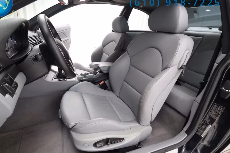 Phiên bản BMW M3 của E46 3 Series được sản xuất với hai phiên bản xe coupe và mui trần. BMW M3 E46 được trang bị động cơ 6 xi lanh thẳng hàng S54 và có thời gian tăng tốc 0-100 km/h trong vòng 5,1 giây đối với bản coupe cùng trang bị hộp số sàn hoặc SMG-II. Tốc độ tối đa của xe được giới hạn điện tử ở 250 km/h.