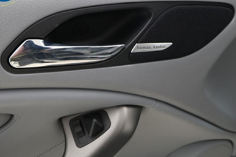 Mẫu xe có trọng lượng chỉ ở mức 1.570 kg. Xe có thể được trang bị hộp số sàn 6 cấp Getrag 420G hoặc hộp số sàn tự động 6 cấp SMG-II dựa trên hộp số Getrag 420G. Hộp số SMG-II sử dụng bộ ly hợp dẫn động bằng điện thủy lực và có thể lựa chọn chuyển số thông qua cần số hoặc lẫy chuyển số gắn trên vô lăng. Hộp số SMG-II được khen ngợi vì hệ thống hộp số này có thời gian sang số nhanh và hiệu suất đường đua.