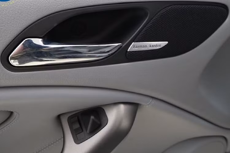 Mẫu xe có trọng lượng chỉ ở mức 1.570 kg. Xe có thể được trang bị hộp số sàn 6 cấp Getrag 420G hoặc hộp số sàn tự động 6 cấp SMG-II dựa trên hộp số Getrag 420G. Hộp số SMG-II sử dụng bộ ly hợp dẫn động bằng điện thủy lực và có thể lựa chọn chuyển số thông qua cần số hoặc lẫy chuyển số gắn trên vô lăng. Hộp số SMG-II được khen ngợi vì hệ thống hộp số này có thời gian sang số nhanh và hiệu suất đường đua.