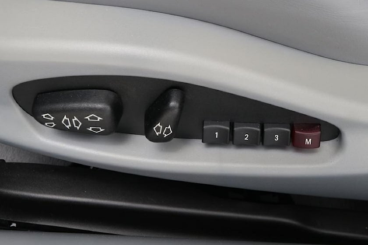 Với mức giá 79,900 Đô, chiếc BMW M3 E46 khó có thể so sánh với sức mạnh cũng như khả năng xử lý của BMW M3 G80 thế hệ mới. Tuy nhiên, khi nói đến phong cách hay giá trị về tinh thần, cảm giác lái thú vị và khả năng sưu tầm thì mẫu xe cũ hơn sẽ được ưu tiên hàng đầu. Với sức mạnh ấn tượng, BMW M3 E46 có khả năng tăng tốc từ 0 - 96 km/h chỉ trong vòng 5 giây, đem lại cho người lái cảm giác lái khác biệt.