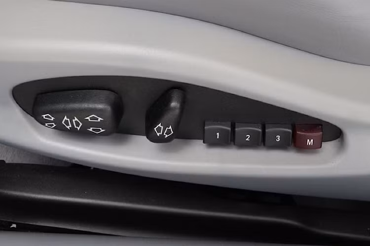 Với mức giá 79,900 Đô, chiếc BMW M3 E46 khó có thể so sánh với sức mạnh cũng như khả năng xử lý của BMW M3 G80 thế hệ mới. Tuy nhiên, khi nói đến phong cách hay giá trị về tinh thần, cảm giác lái thú vị và khả năng sưu tầm thì mẫu xe cũ hơn sẽ được ưu tiên hàng đầu. Với sức mạnh ấn tượng, BMW M3 E46 có khả năng tăng tốc từ 0 - 96 km/h chỉ trong vòng 5 giây, đem lại cho người lái cảm giác lái khác biệt.