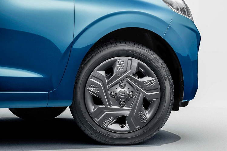 Bên ngoài, Hyundai Grand i10 Nios Corporate Edition 2022 sở hữu một số trang bị đáng chú ý như bộ vành 15 inch, sơn màu xám nòng súng Gun Metal mới. Thêm vào đó là lưới tản nhiệt màu đen, ốp gương ngoại thất màu đen bóng, tích hợp đèn LED báo rẽ, baga nóc màu bạc, nẹp mạ crôm trên cửa cốp sau và logo "Corporate" mới.